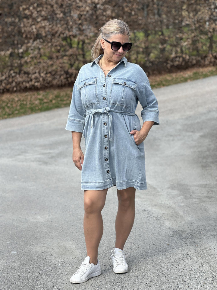 MY ESSENTIAL WARDROBE - LaraMW DenimKjole 115