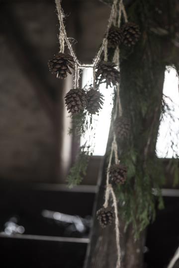 Ib Laursen - Jutetråd Med Kongler L: 140 cm