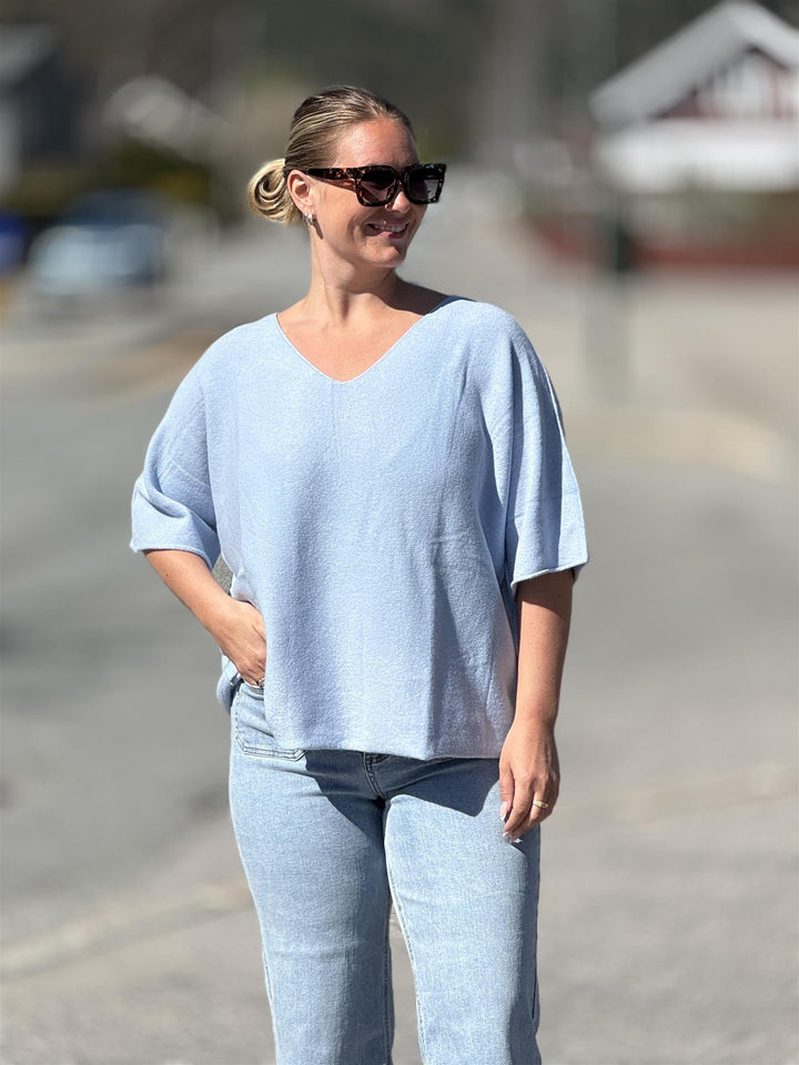 Drøbak Motehus - Mona genser med kort erm - V-hals - Lys Blå