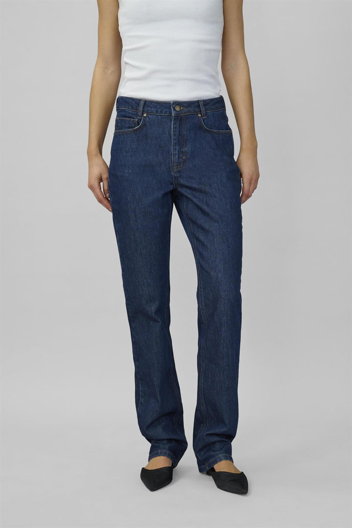 MY ESSENTIAL WARDROBE - 07 The ISA 139 Hight Straight Jeans