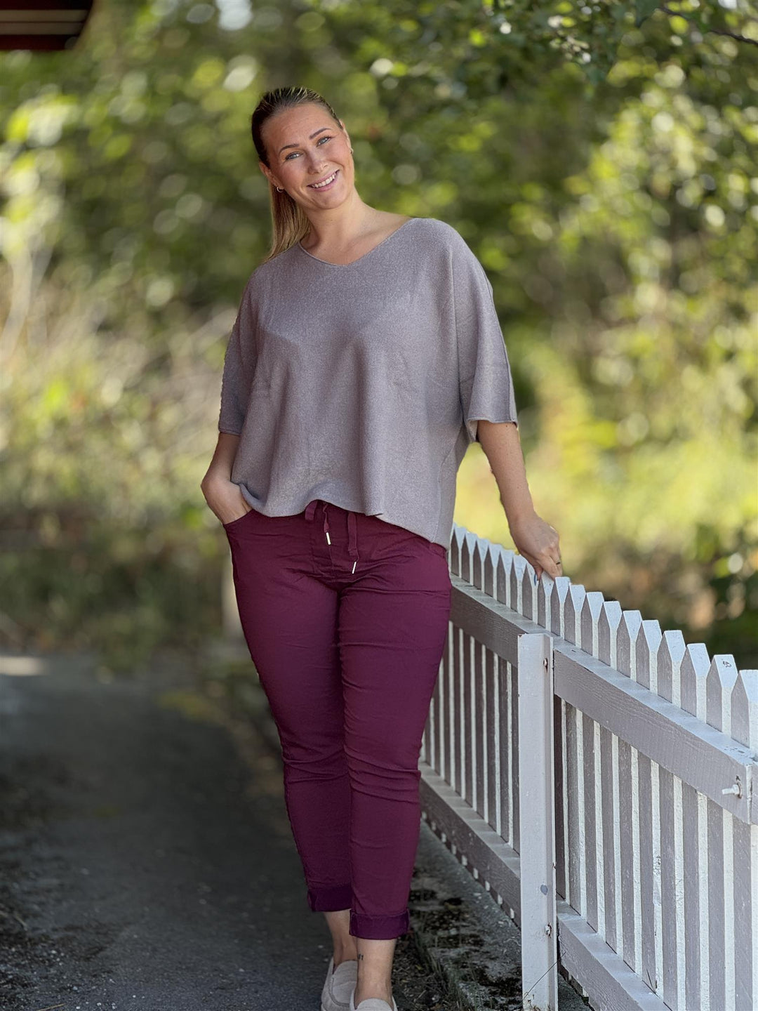 Drøbak Motehus - Mona genser med kort erm - V-hals - Taupe