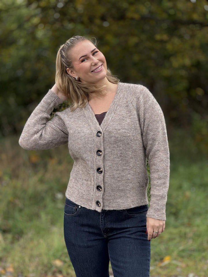 MY ESSENTIAL WARDROBE - 04 THE KNIT CARDIGAN