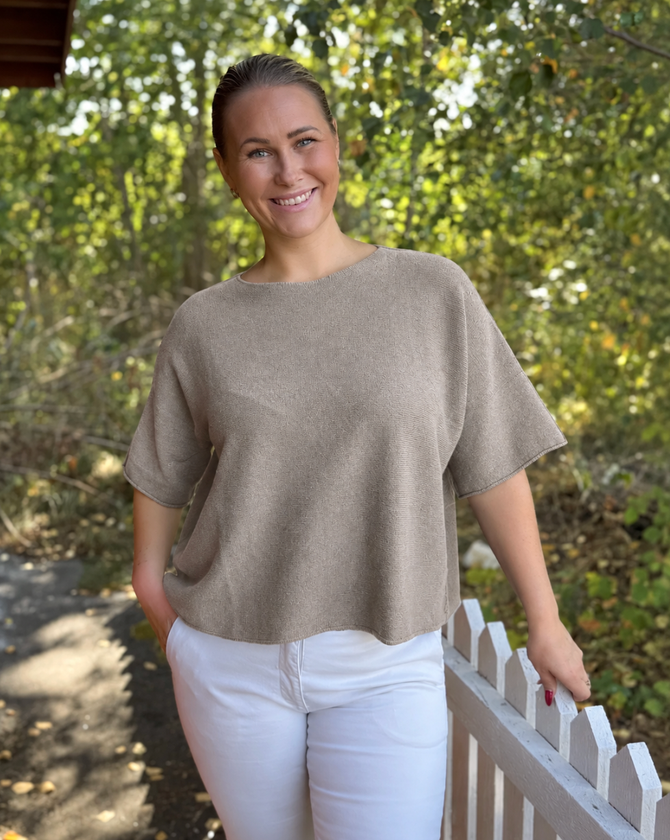 Drøbak Motehus - Mona genser med kort erm - Rund hals - Taupe