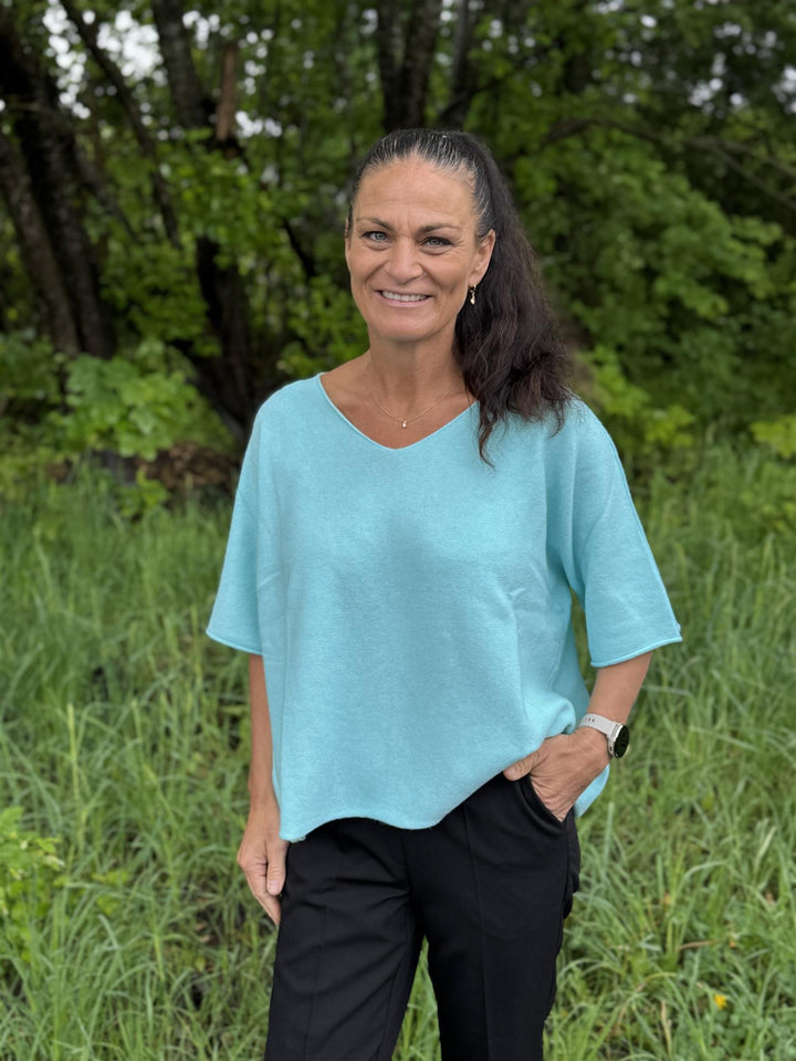 Drøbak Motehus - Mona genser med kort erm - V-hals - Aqua