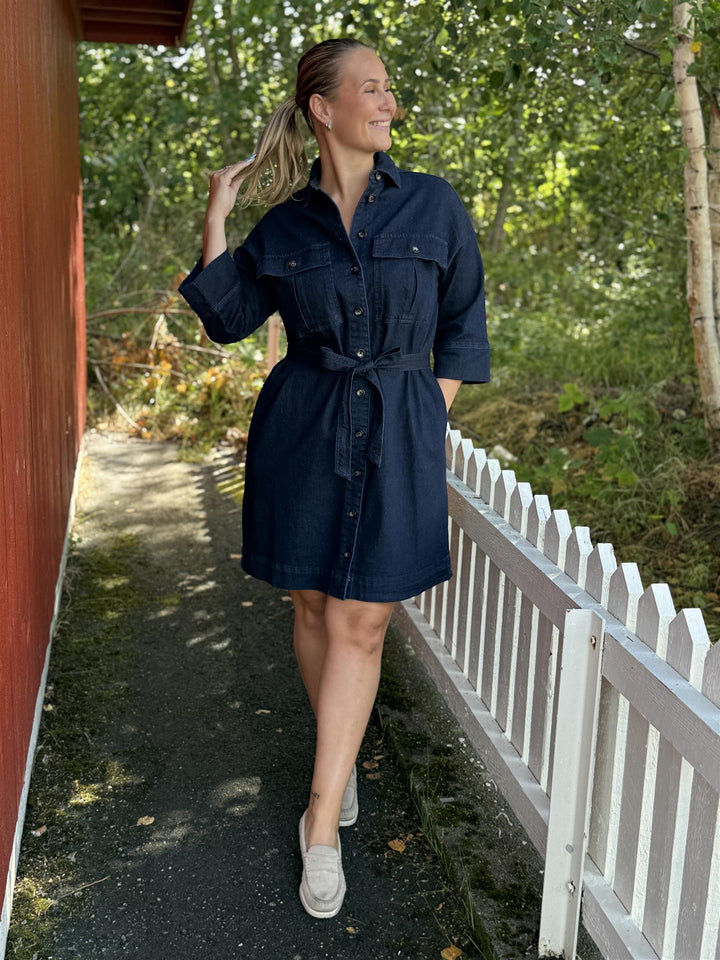 MY ESSENTIAL WARDROBE - LaraMW DenimKjole 115 - Mørkblå
