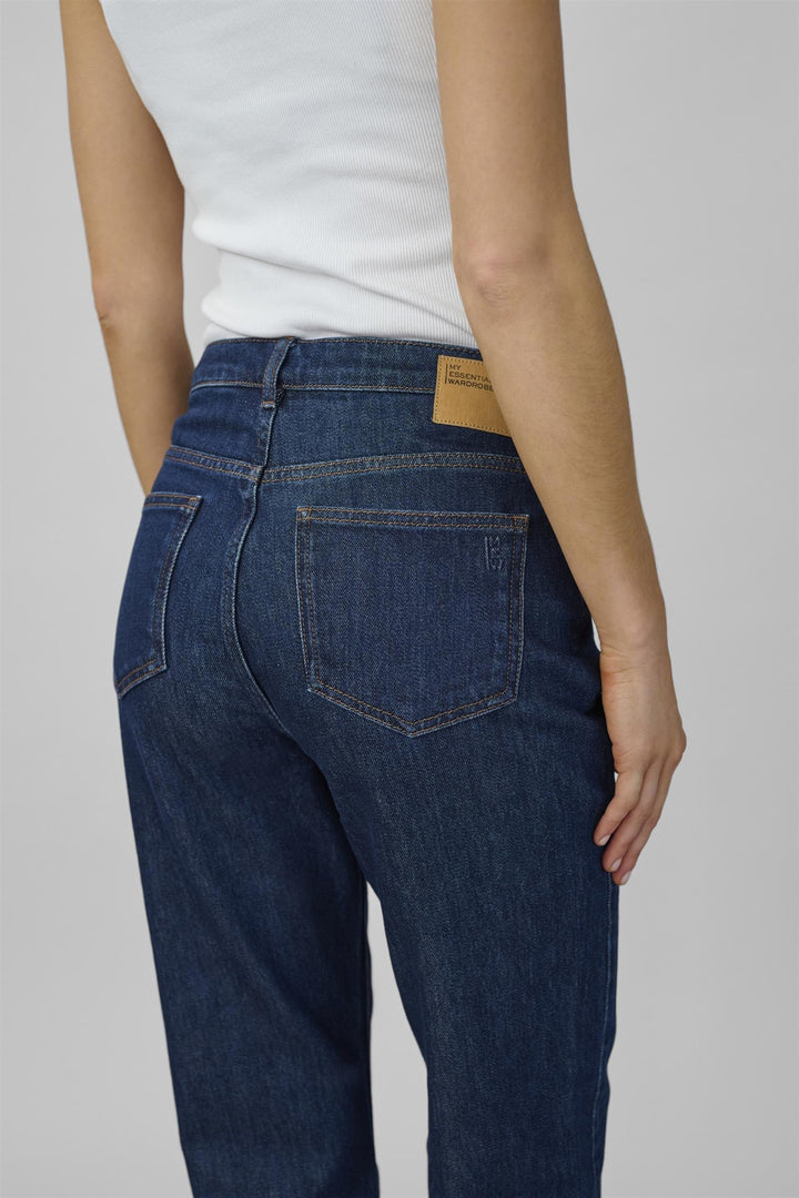 MY ESSENTIAL WARDROBE - 07 The ISA 139 Hight Straight Jeans