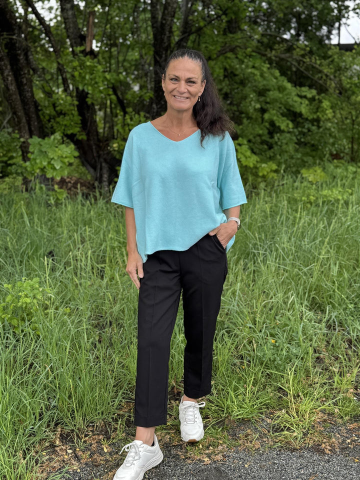 Drøbak Motehus - Mona genser med kort erm - V-hals - Aqua