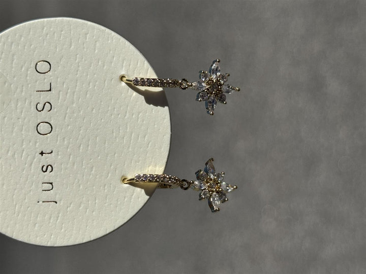 A&C - Nordic Jewellery Design - gullfargede øredobber - hoop blomst