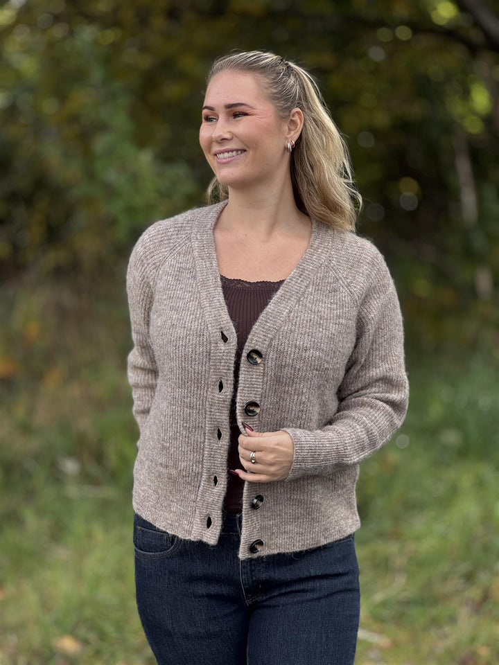 MY ESSENTIAL WARDROBE - 04 THE KNIT CARDIGAN