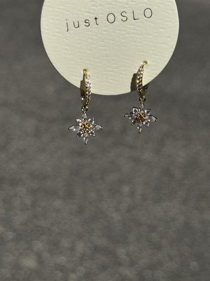 A&C - Nordic Jewellery Design - gullfargede øredobber - hoop blomst
