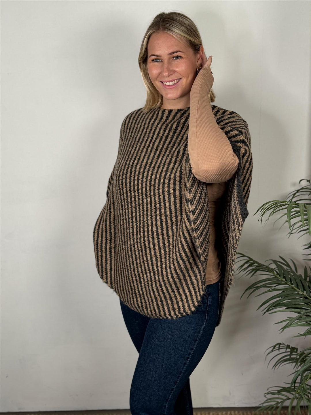 Black color - BCPELLA Stripete poncho