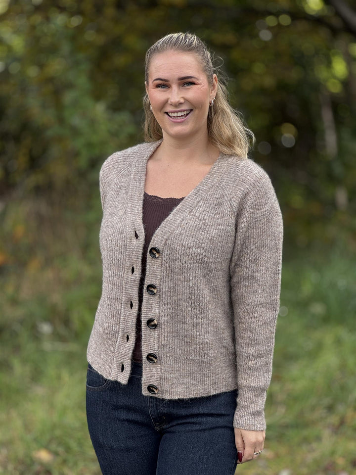 MY ESSENTIAL WARDROBE - 04 THE KNIT CARDIGAN