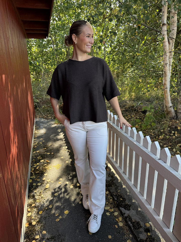 Drøbak Motehus - Mona genser med kort erm - Rund hals - Moro Brun