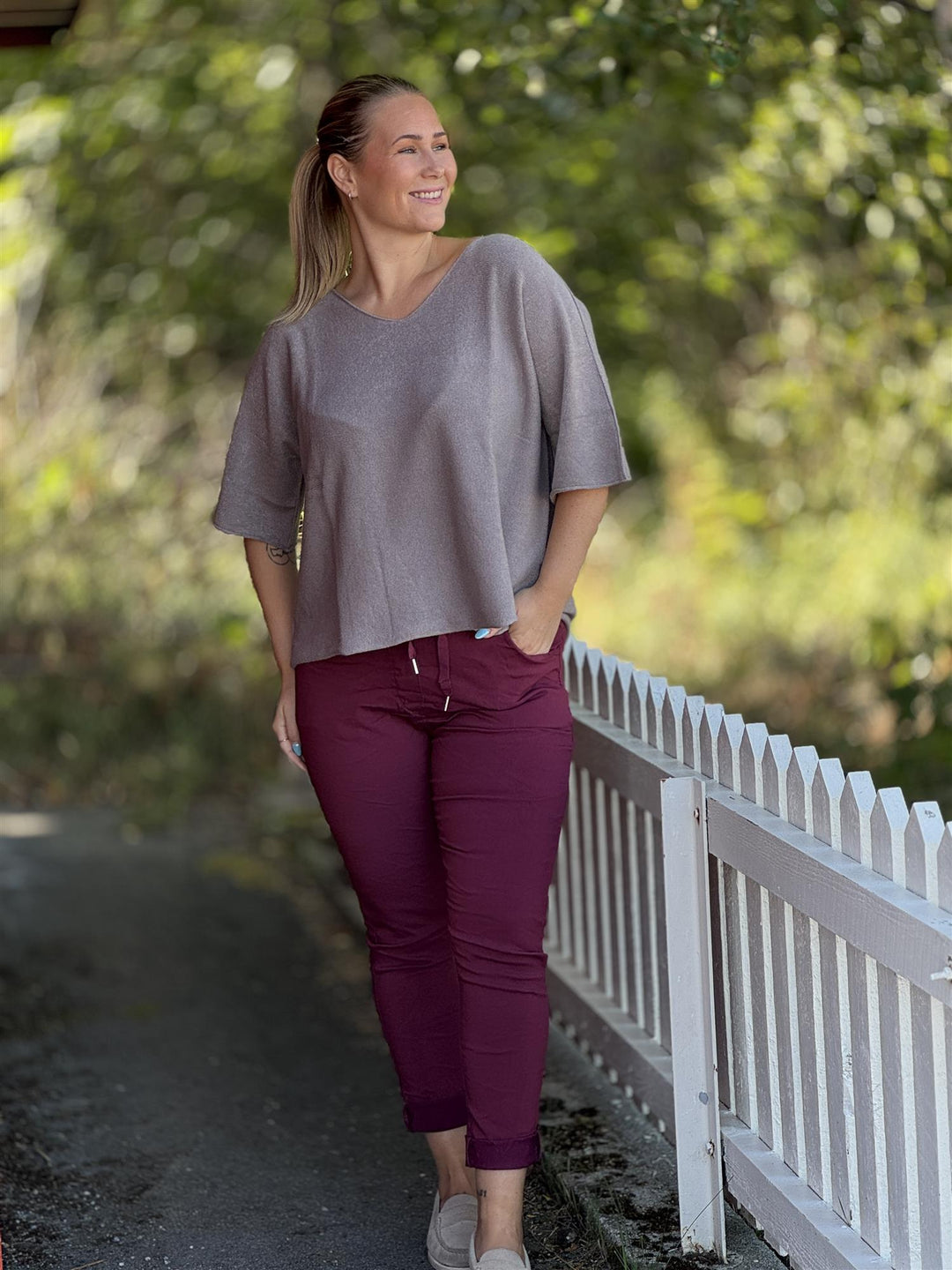 Drøbak Motehus - Mona genser med kort erm - V-hals - Taupe