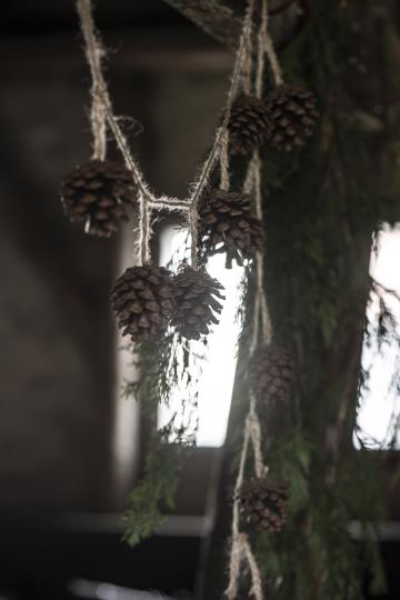 Ib Laursen - Jutetråd Med Kongler L: 140 cm