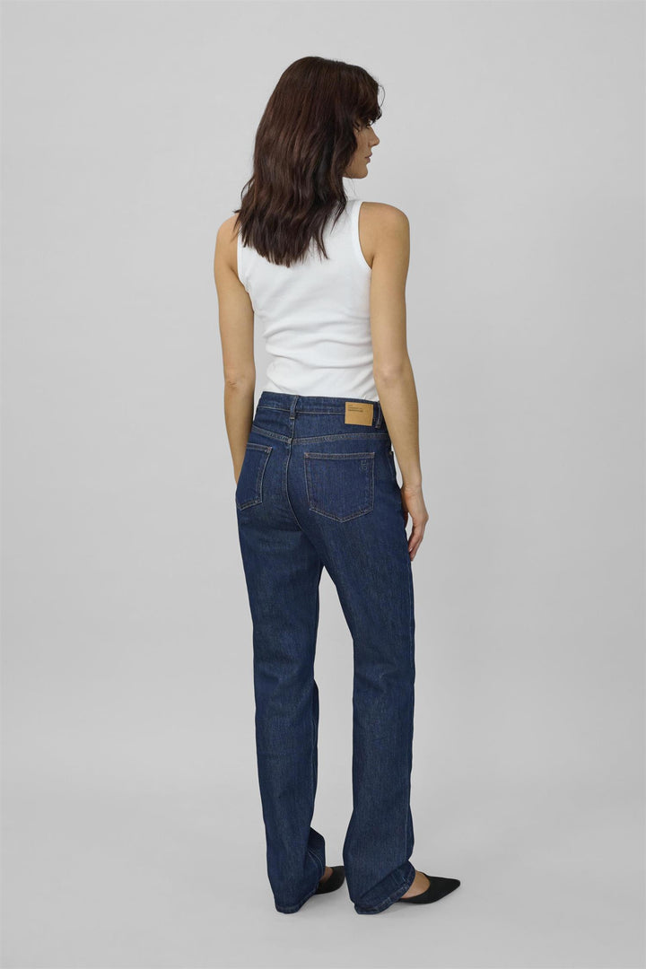 MY ESSENTIAL WARDROBE - 07 The ISA 139 Hight Straight Jeans