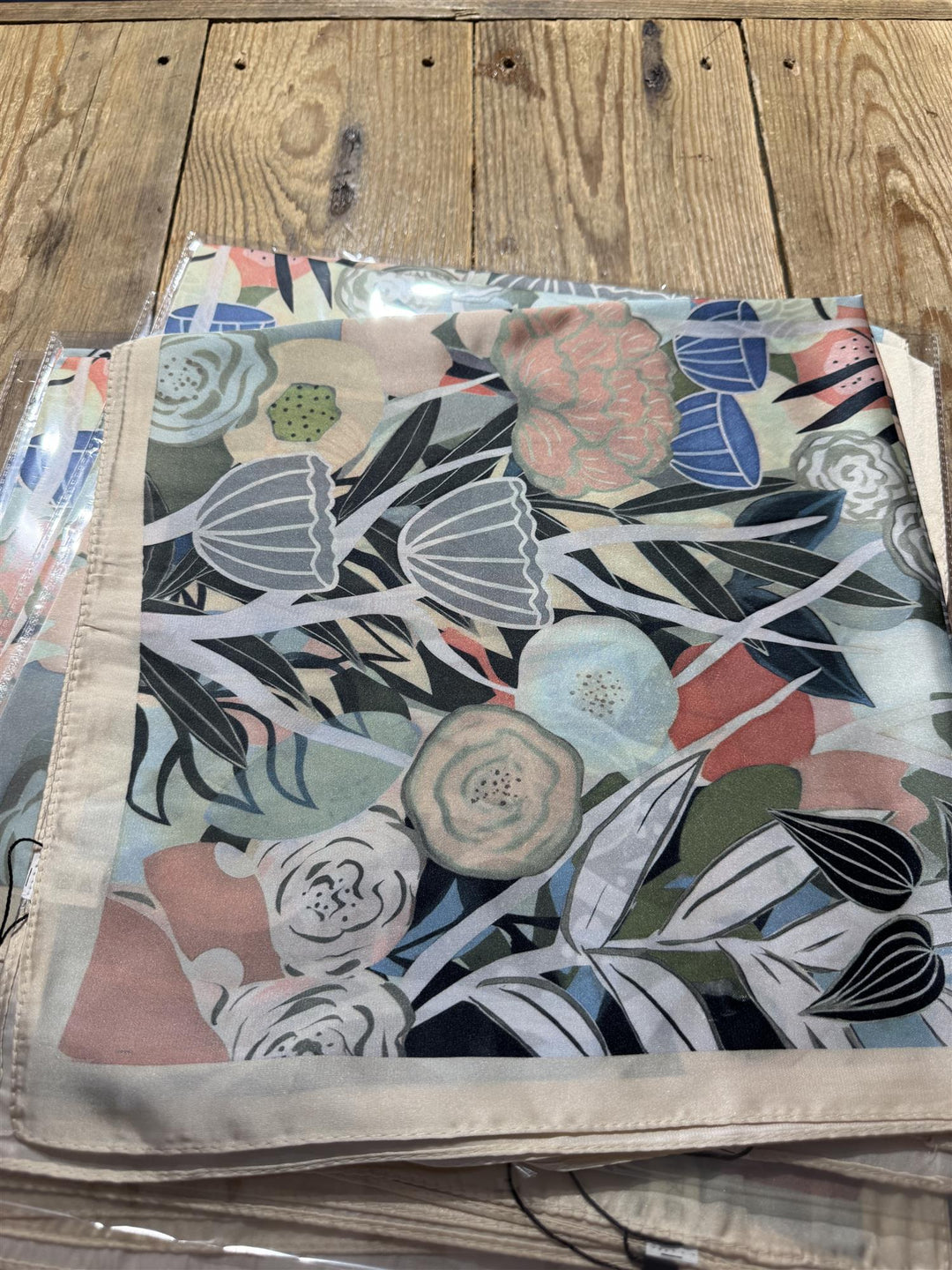 A&C - Nordic Jewellery Design - Bandana skjerf - Beige blomster
